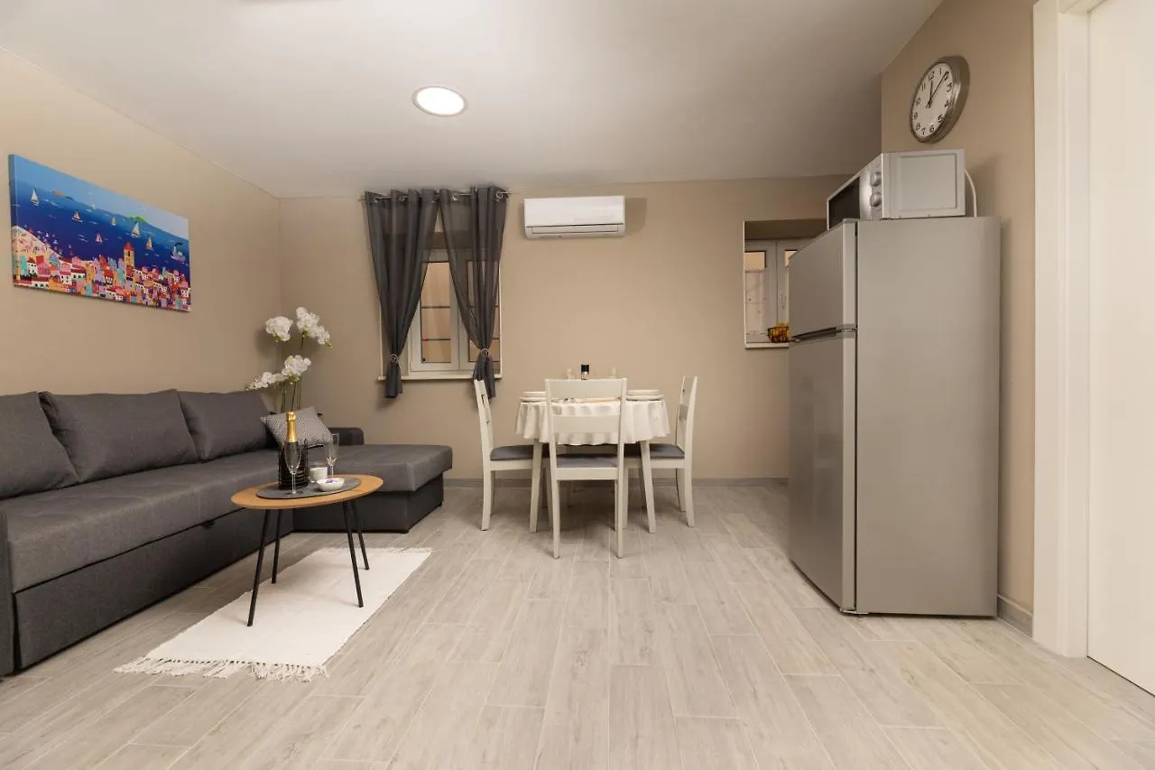 Apartments Neptun バスカ 0*,